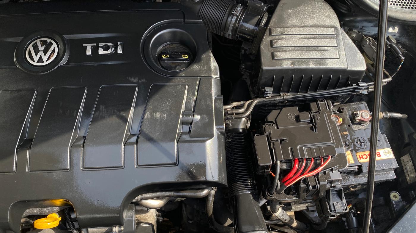 2014 Volkswagen Polo COMFORTLINE 1.5L, Diesel, Manual, 1,23,683 km, Engine View - Left