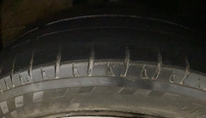 2016 Volkswagen Polo COMFORTLINE 1.2L, Petrol, Manual, 88,927 km, Right Front Tyre Tread