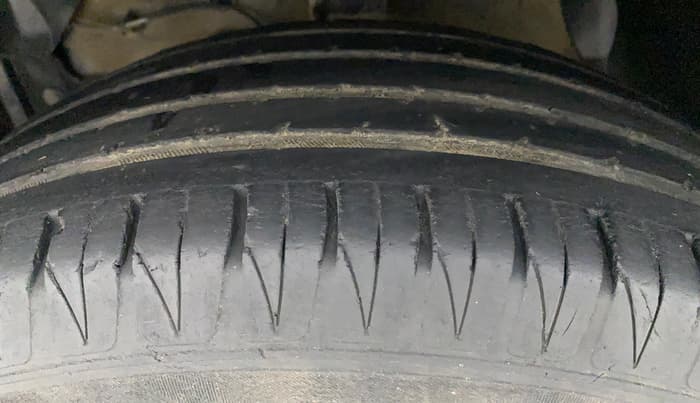 2017 Maruti Vitara Brezza ZDI, Diesel, Manual, 68,837 km, Left Front Tyre Tread