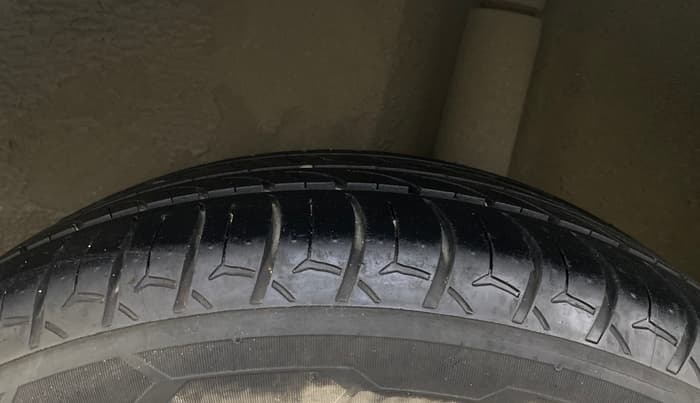 2016 Volkswagen Polo COMFORTLINE 1.2L, Petrol, Manual, 63,429 km, Left Rear Tyre Tread