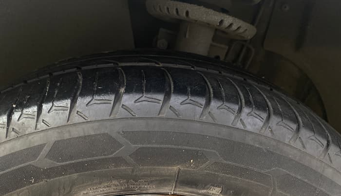 2016 Volkswagen Polo COMFORTLINE 1.2L, Petrol, Manual, 63,429 km, Left Front Tyre Tread