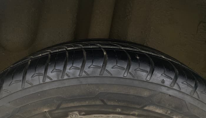 2016 Volkswagen Polo COMFORTLINE 1.2L, Petrol, Manual, 63,429 km, Right Rear Tyre Tread