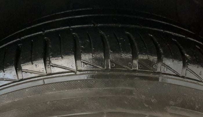2017 Hyundai Grand i10 SPORTZ (O) 1.2 KAPPA VTVT, Petrol, Manual, 70,552 km, Right Front Tyre Tread