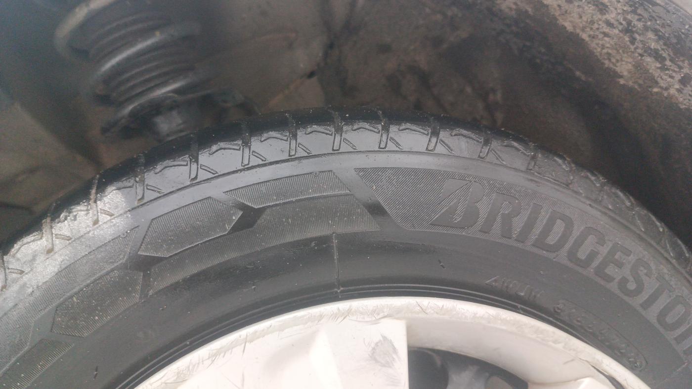 2013 Renault Pulse RXL DIESEL, Diesel, Manual, 1,37,202 km, Left Front Tyre Tread
