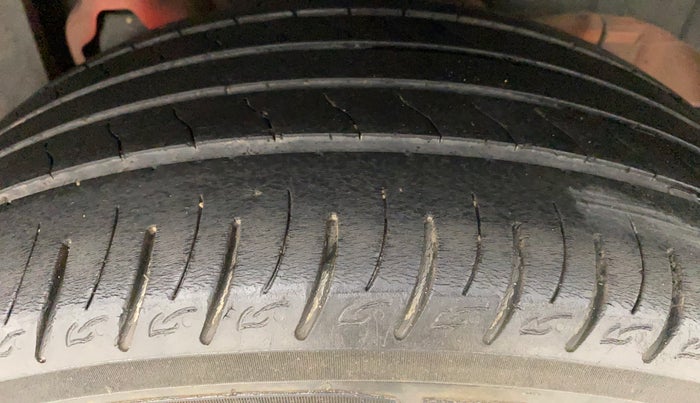 2019 Mahindra XUV300 W8 (O) 1.5 DIESEL, Diesel, Manual, 41,824 km, Left Rear Tyre Tread