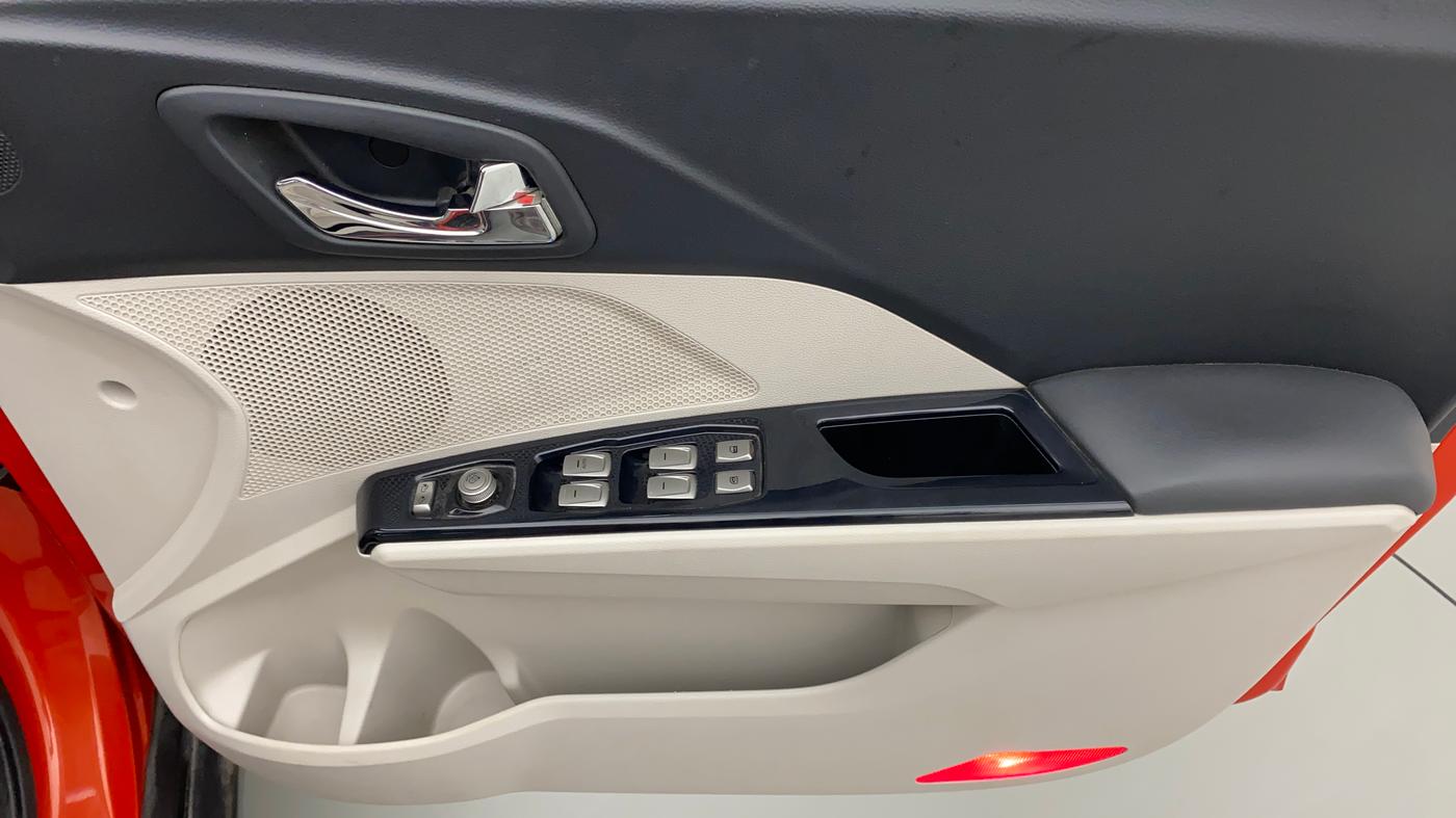 2019 Mahindra XUV300 W8 (O) 1.5 DIESEL, Diesel, Manual, 41,824 km, Driver Side Door Panels Control