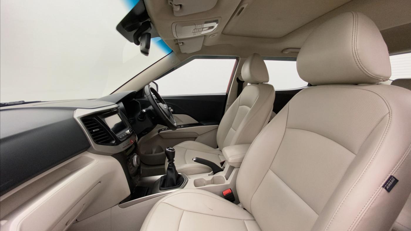 2019 Mahindra XUV300 W8 (O) 1.5 DIESEL, Diesel, Manual, 41,824 km, Right Side Front Door Cabin
