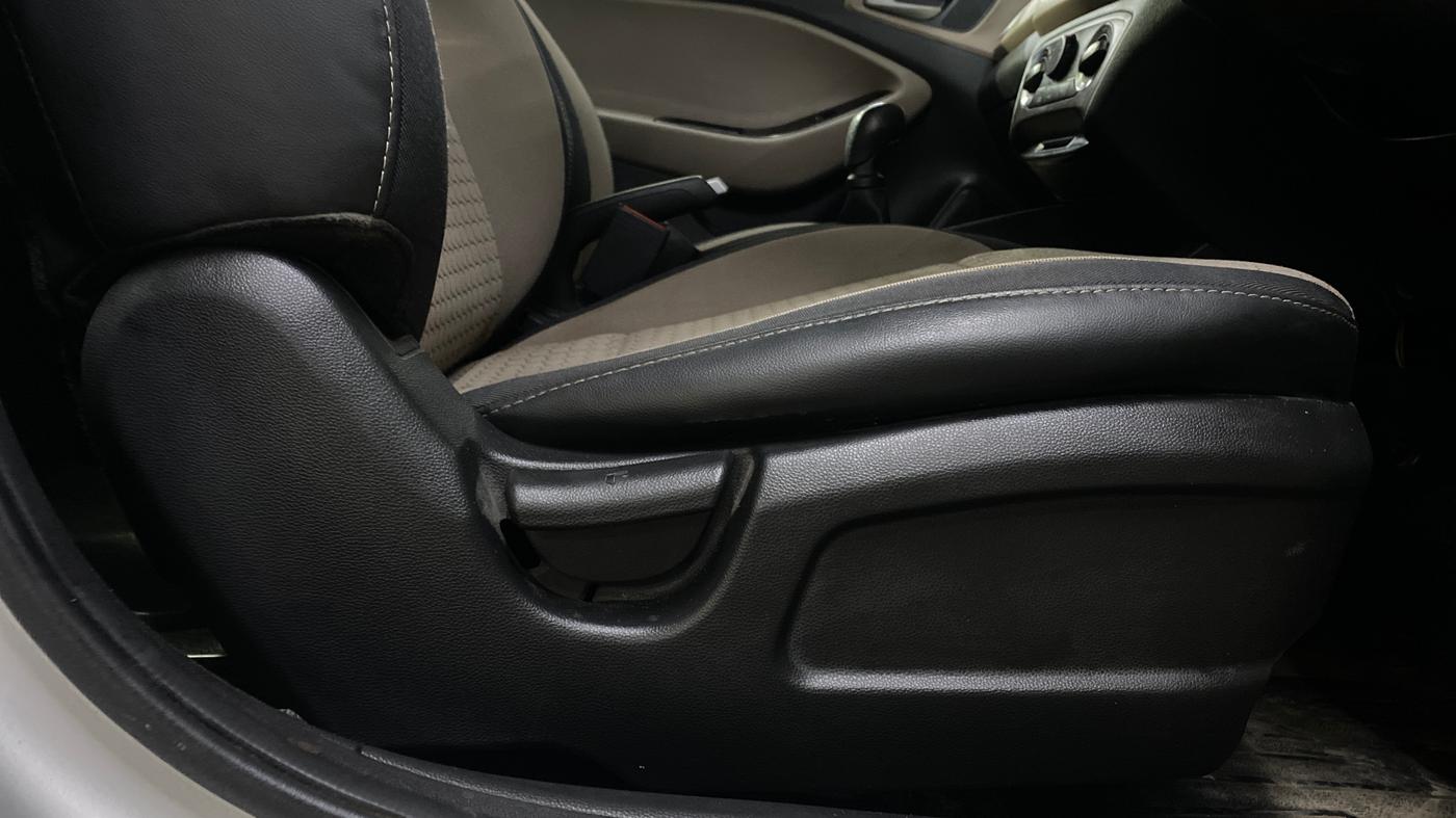 2017 Hyundai Elite i20 MAGNA 1.2, Petrol, Manual, 75,000 km, Driver Side Adjustment Panel