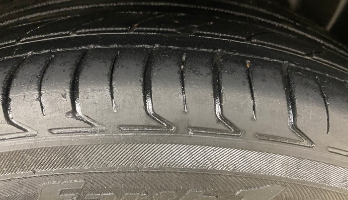 2015 Volkswagen Polo COMFORTLINE 1.5L, Diesel, Manual, 75,370 km, Left Rear Tyre Tread