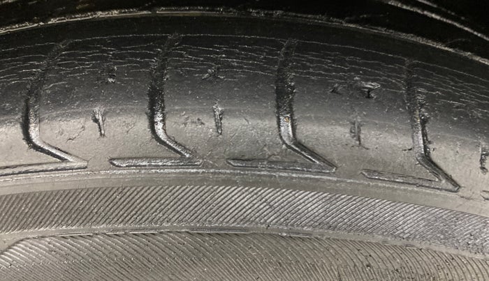 2015 Volkswagen Polo COMFORTLINE 1.5L, Diesel, Manual, 75,370 km, Right Front Tyre Tread