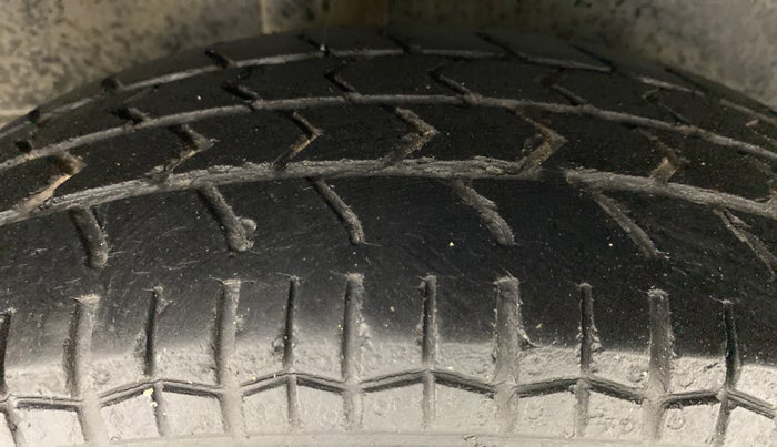 2010 Maruti Swift VXI D, Petrol, Manual, 68,006 km, Right Rear Tyre Tread