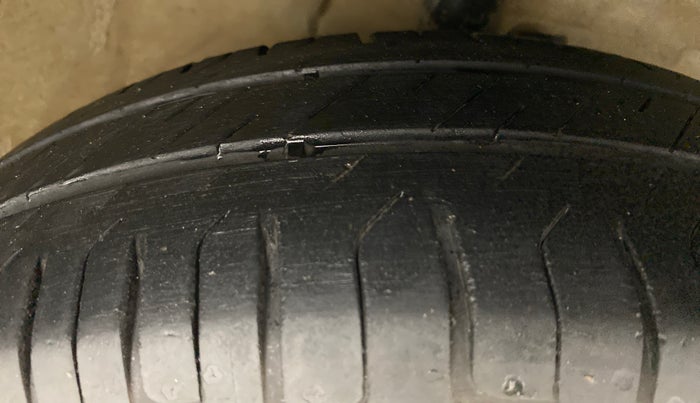 2010 Maruti Swift VXI D, Petrol, Manual, 68,006 km, Right Front Tyre Tread