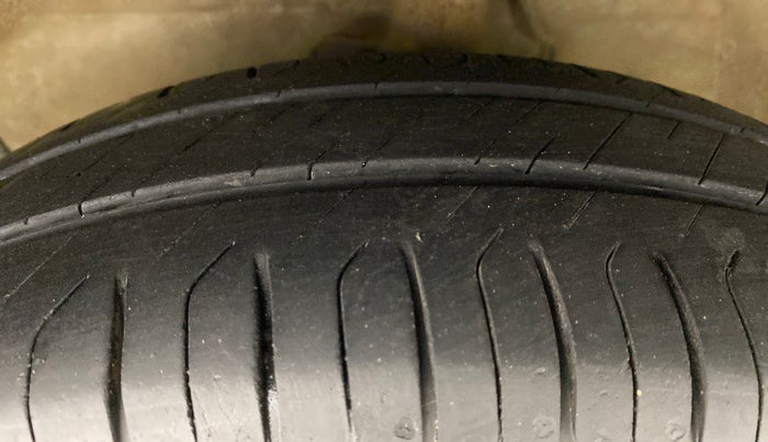 2010 Maruti Swift VXI D, Petrol, Manual, 68,006 km, Left Front Tyre Tread