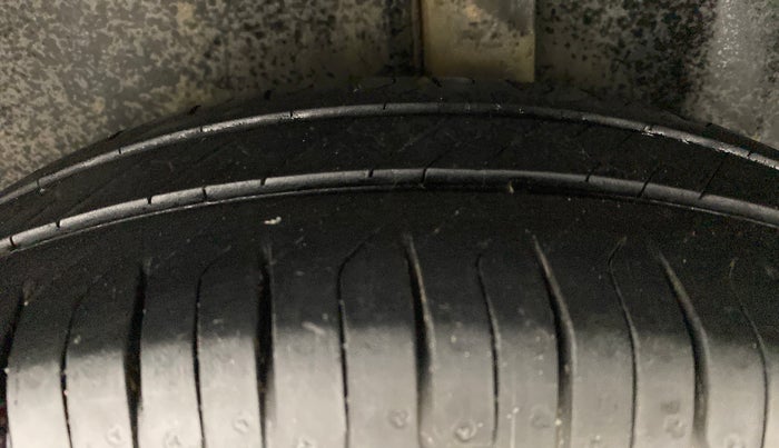 2010 Maruti Swift VXI D, Petrol, Manual, 68,006 km, Left Rear Tyre Tread