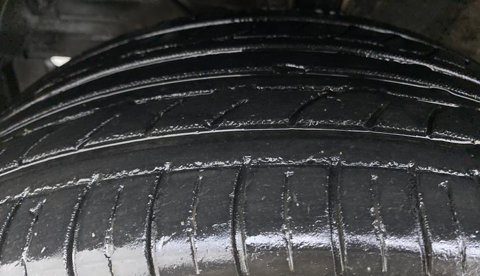2017 Maruti Baleno DELTA PETROL 1.2, Petrol, Manual, 38,730 km, Left Front Tyre Tread