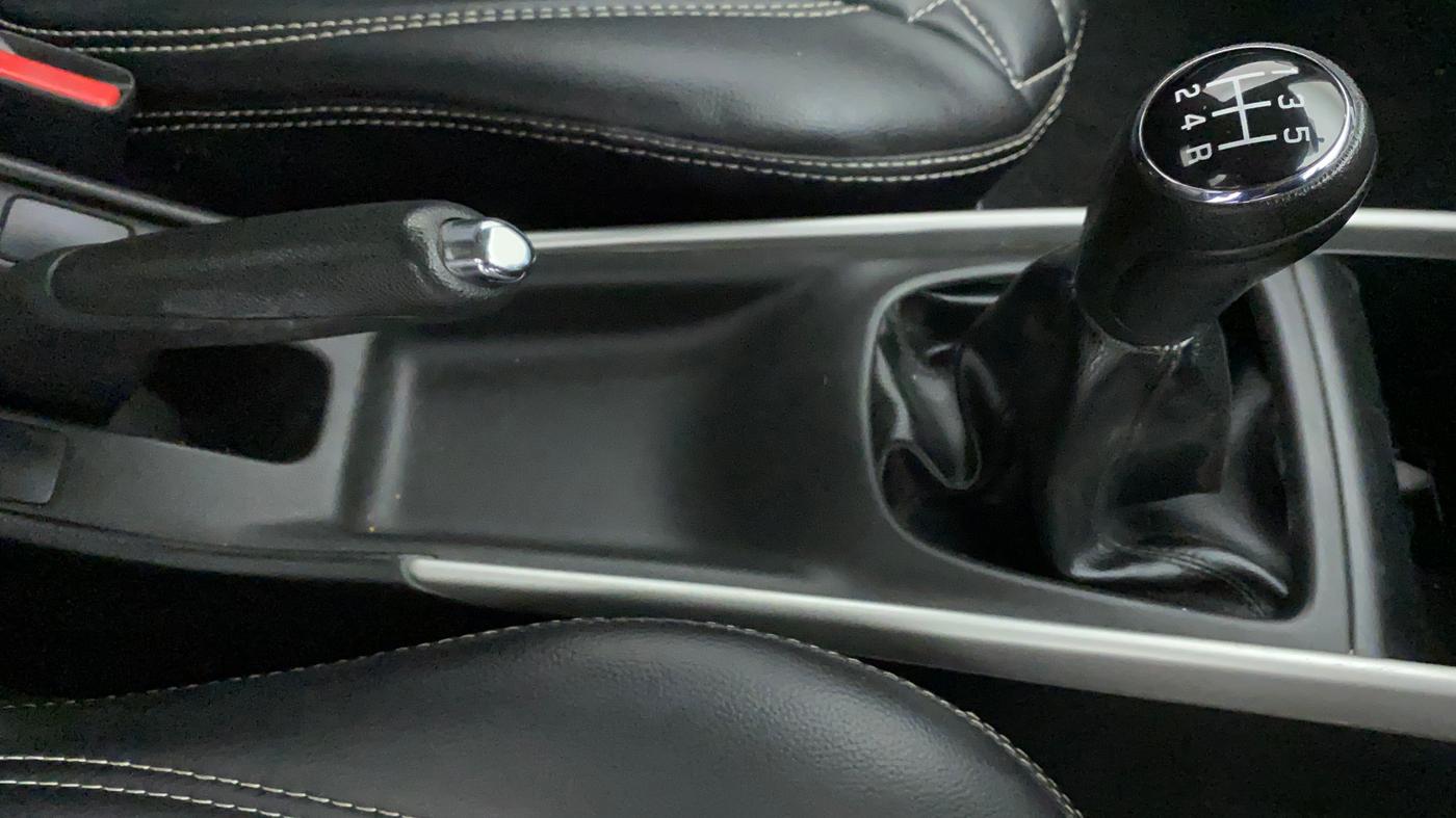 2016 Maruti Baleno DELTA PETROL 1.2, Petrol, Manual, 72,660 km, Gear Lever