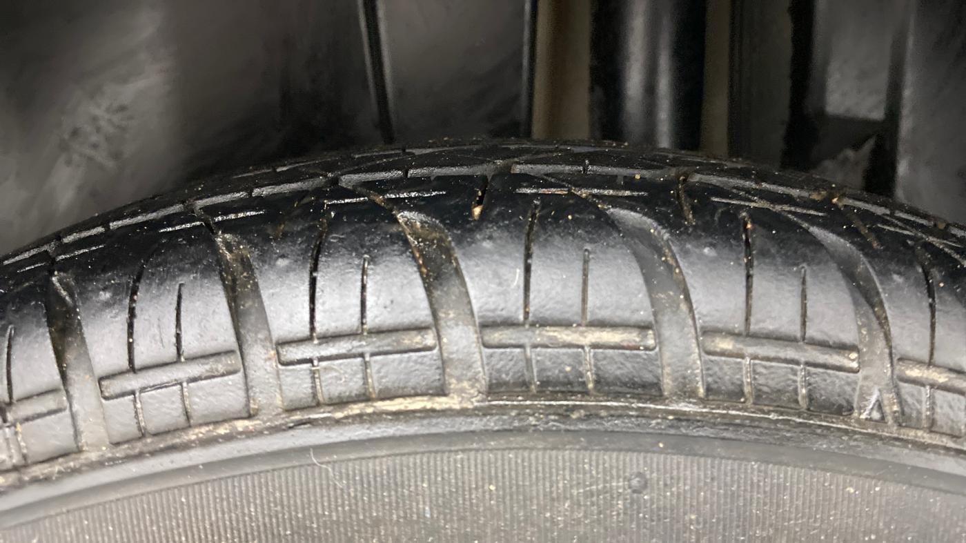 2013 Maruti Swift VXI, Petrol, Manual, 79,202 km, Left Rear Tyre Tread