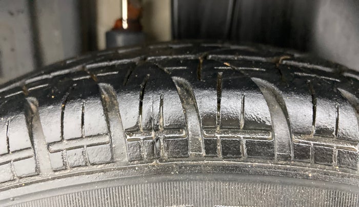 2013 Maruti Swift VXI, Petrol, Manual, 79,202 km, Right Rear Tyre Tread