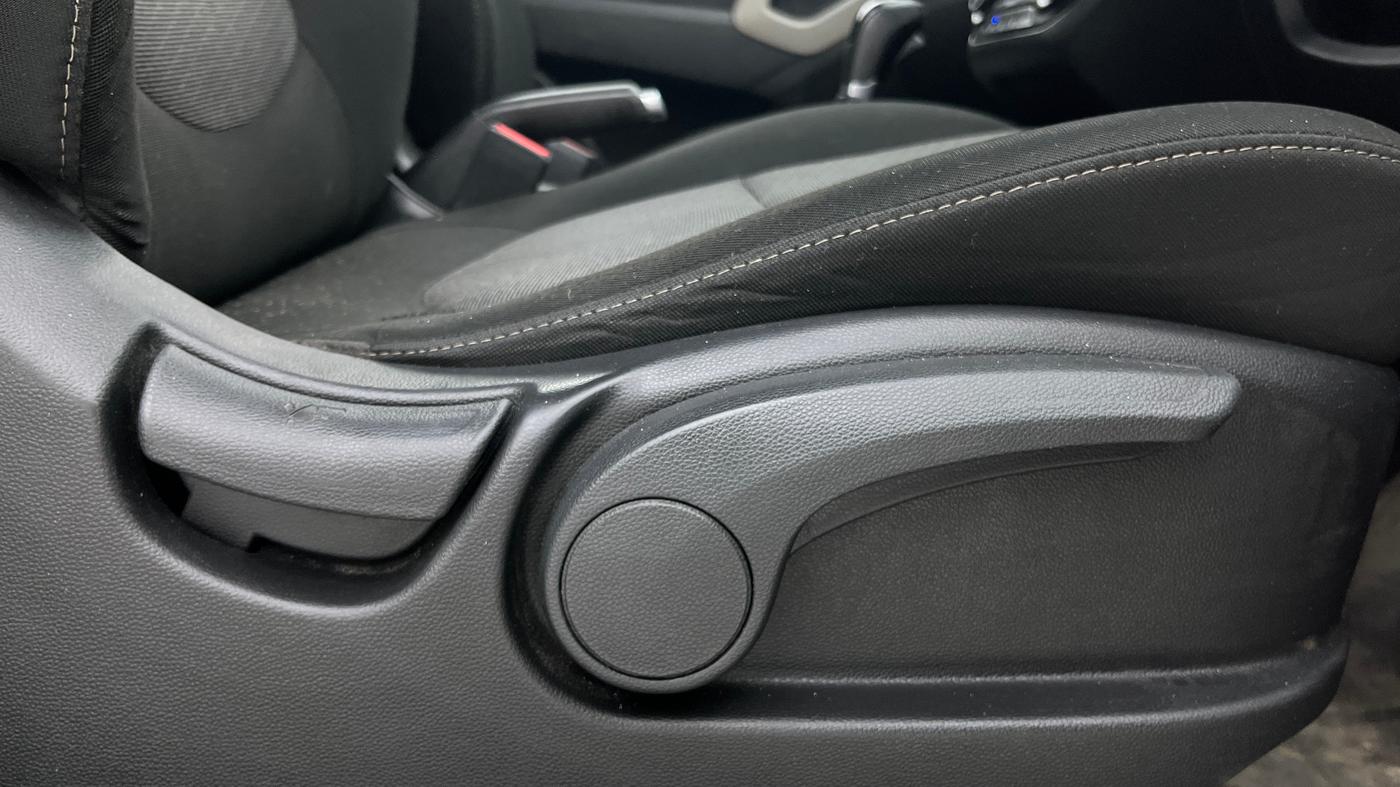 2017 Hyundai Creta SX PLUS AT 1.6 DIESEL, Diesel, Automatic, 1,11,642 km, Driver Side Adjustment Panel