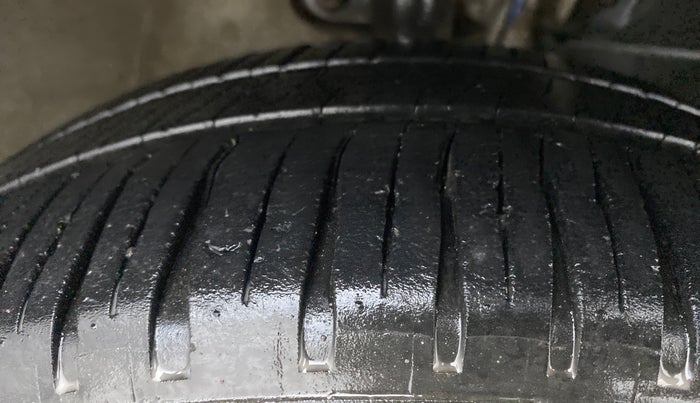 2016 Mahindra Kuv100 K8 D 5 STR, Diesel, Manual, 63,991 km, Right Front Tyre Tread