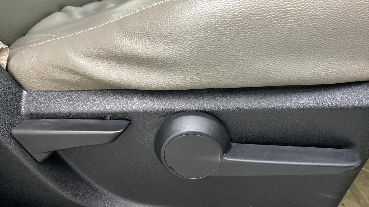 2016 Mahindra Kuv100 K8 D 5 STR, Diesel, Manual, 63,991 km, Driver Side Adjustment Panel