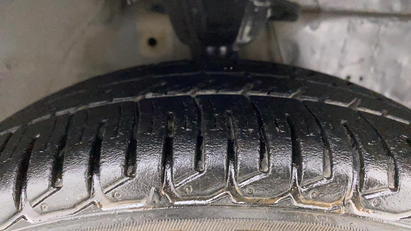2018 Hyundai Eon MAGNA +, Petrol, Manual, 75,822 km, Right Front Tyre Tread