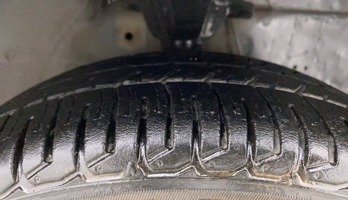 2018 Hyundai Eon MAGNA +, Petrol, Manual, 75,822 km, Right Front Tyre Tread