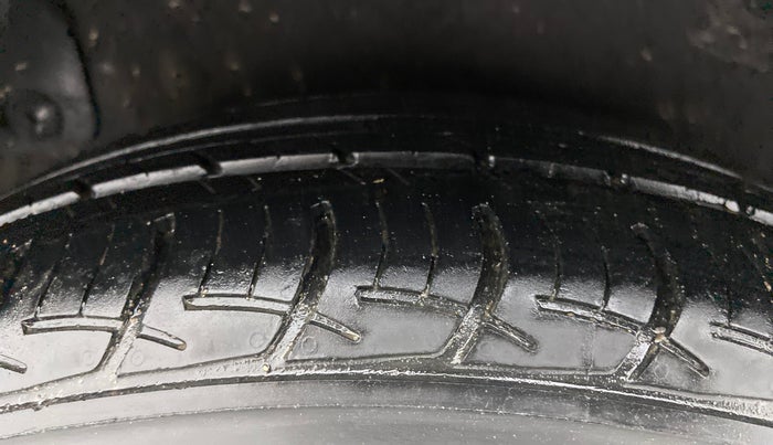 2012 Hyundai Verna FLUIDIC 1.4 VTVT, Petrol, Manual, 1,06,187 km, Right Rear Tyre Tread