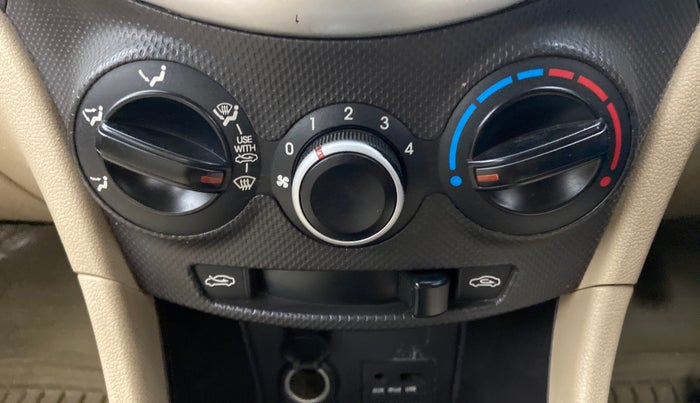 2012 Hyundai Verna FLUIDIC 1.4 VTVT, Petrol, Manual, 1,06,187 km, AC Unit - Directional switch has minor damage