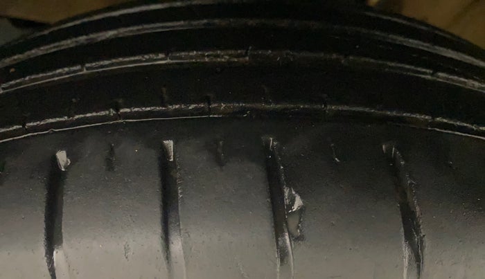 2023 Maruti Swift ZXI PLUS AMT DUAL TONE, Petrol, Automatic, 19,538 km, Left Front Tyre Tread