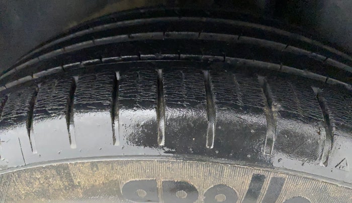 2017 Maruti Ciaz ALPHA 1.4 PETROL, Petrol, Manual, 52,917 km, Left Rear Tyre Tread