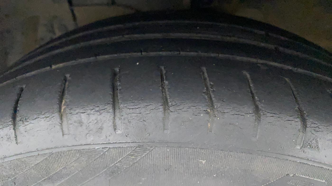 2017 Maruti Ciaz ALPHA 1.4 PETROL, Petrol, Manual, 52,917 km, Left Front Tyre Tread