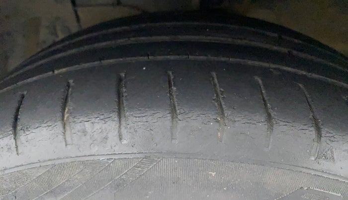2017 Maruti Ciaz ALPHA 1.4 PETROL, Petrol, Manual, 52,917 km, Left Front Tyre Tread