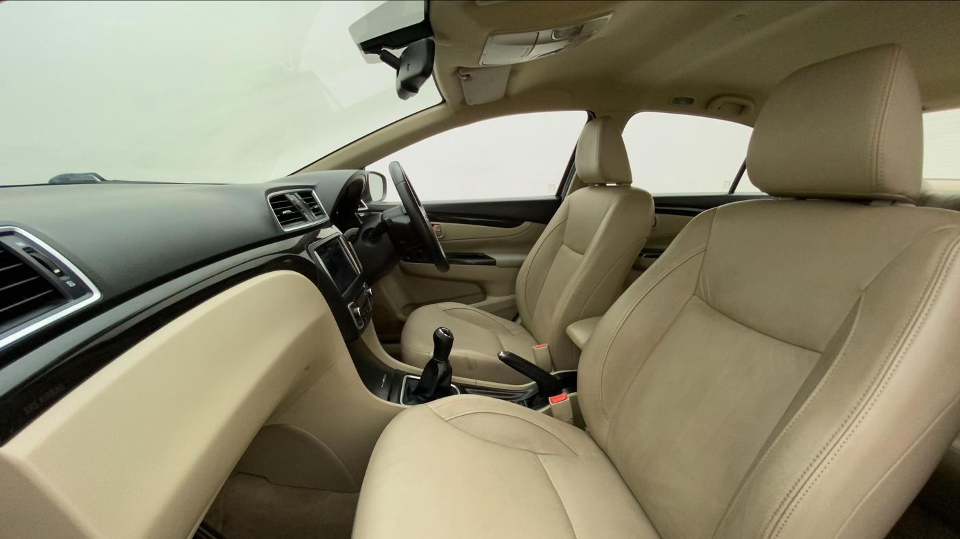 2016 Maruti Ciaz ZXI+, Petrol, Manual, 84,066 km, Right Side Front Door Cabin