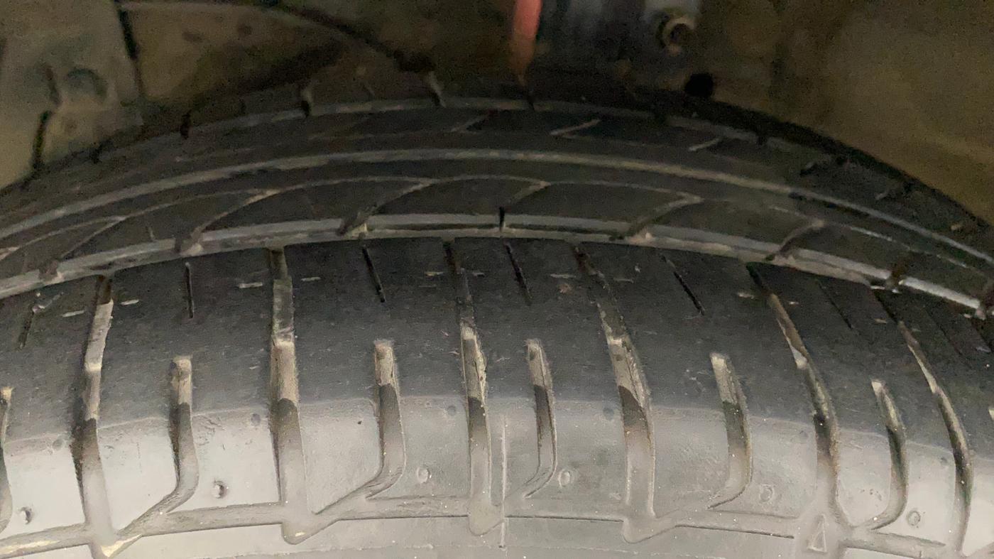 2016 Maruti Ciaz ZXI+, Petrol, Manual, 84,066 km, Left Front Tyre Tread