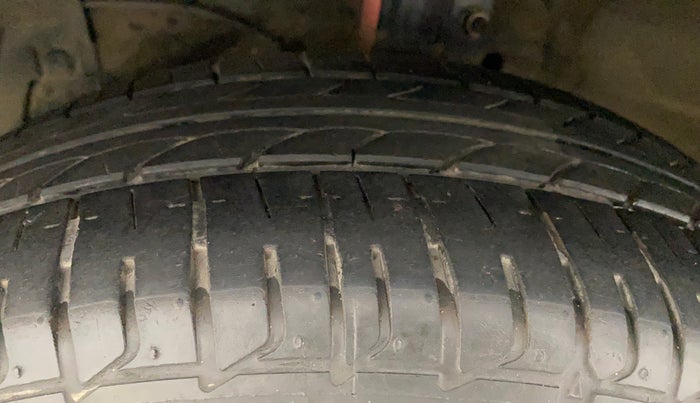 2016 Maruti Ciaz ZXI+, Petrol, Manual, 84,066 km, Left Front Tyre Tread