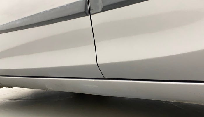2016 Maruti Ciaz ZXI+, Petrol, Manual, 84,066 km, Left running board - Paint is slightly faded