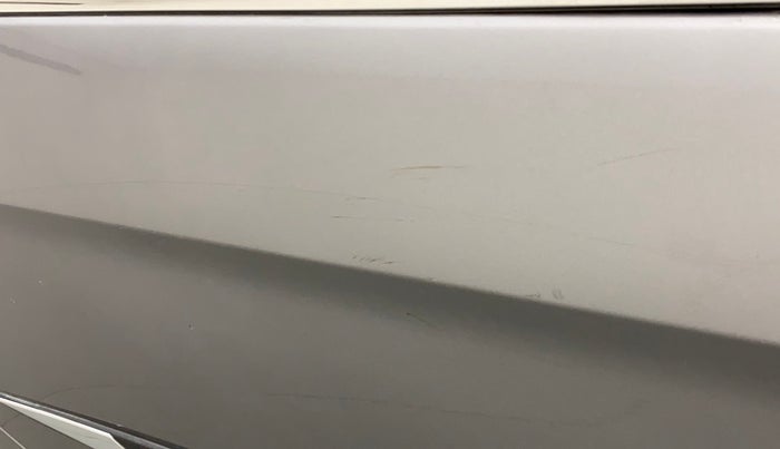 2016 Maruti Ciaz ZXI+, Petrol, Manual, 84,066 km, Right rear door - Minor scratches