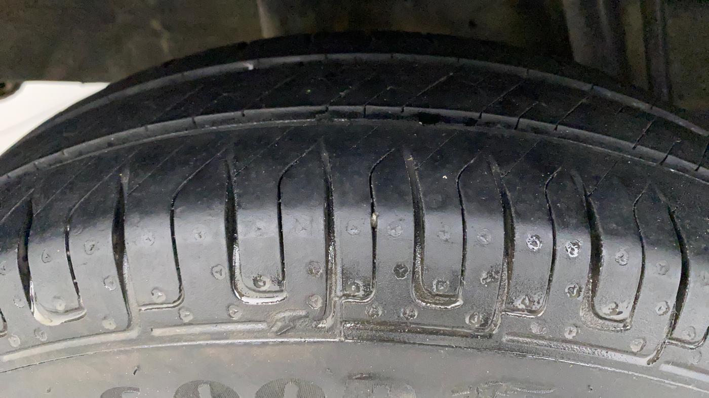 2018 Renault Kwid CLIMBER 1.0 AMT, Petrol, Automatic, 1,19,385 km, Right Rear Tyre Tread