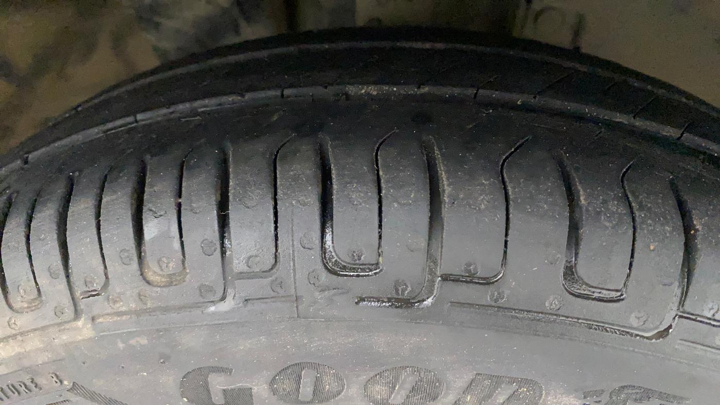 2018 Renault Kwid CLIMBER 1.0 AMT, Petrol, Automatic, 1,19,385 km, Right Front Tyre Tread