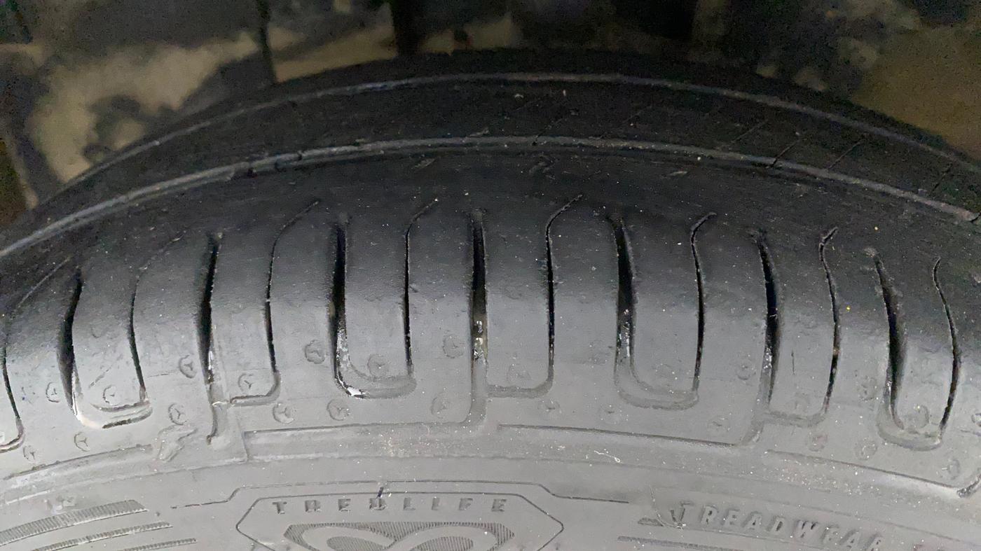 2018 Renault Kwid CLIMBER 1.0 AMT, Petrol, Automatic, 1,19,385 km, Left Front Tyre Tread