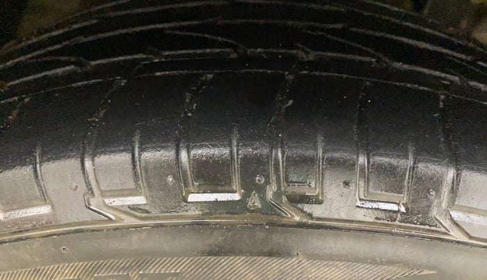 2022 Mahindra XUV300 W8 (O) 1.2 PETROL AMT, Petrol, Automatic, 35,215 km, Right Front Tyre Tread