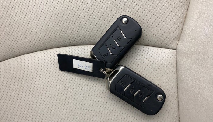 2022 Mahindra XUV300 W8 (O) 1.2 PETROL AMT, Petrol, Automatic, 35,215 km, Key Close Up