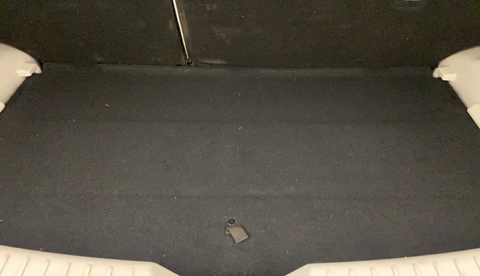 2022 Mahindra XUV300 W8 (O) 1.2 PETROL AMT, Petrol, Automatic, 35,215 km, Boot Inside