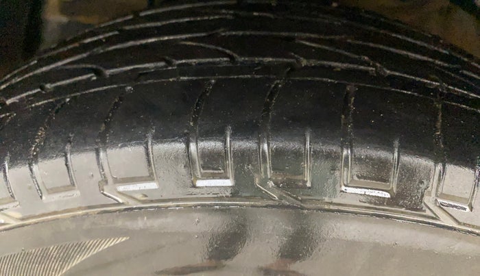 2022 Mahindra XUV300 W8 (O) 1.2 PETROL AMT, Petrol, Automatic, 35,215 km, Left Front Tyre Tread