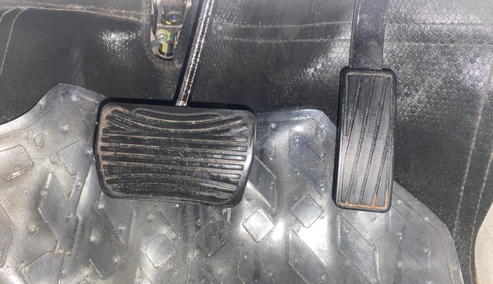 2022 Mahindra XUV300 W8 (O) 1.2 PETROL AMT, Petrol, Automatic, 35,215 km, Pedals