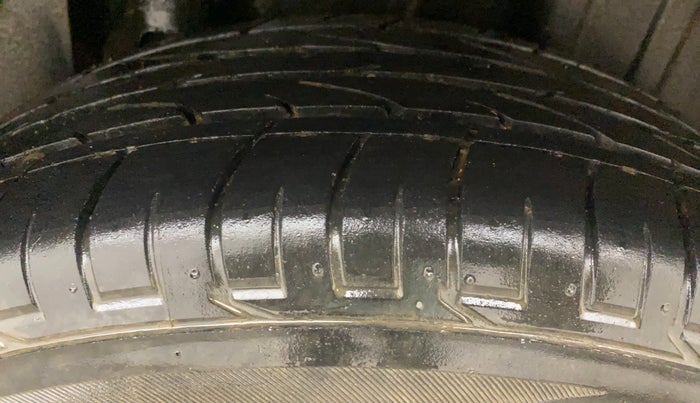 2022 Mahindra XUV300 W8 (O) 1.2 PETROL AMT, Petrol, Automatic, 35,215 km, Left Rear Tyre Tread