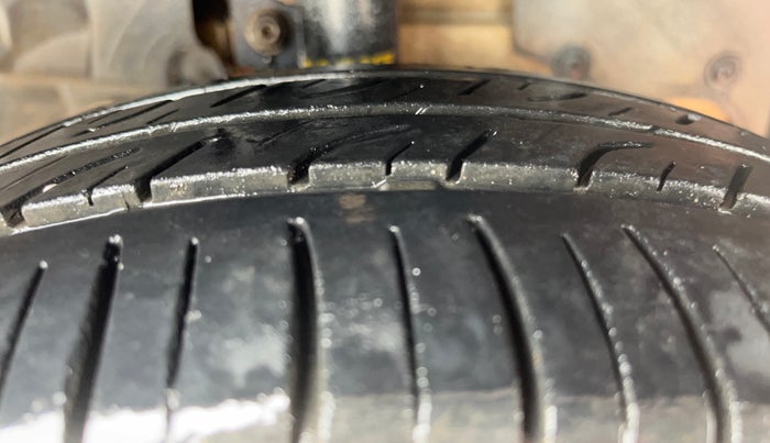 2015 Ford Figo Aspire TITANIUM1.5 DIESEL, Diesel, Manual, 1,10,513 km, Right Front Tyre Tread