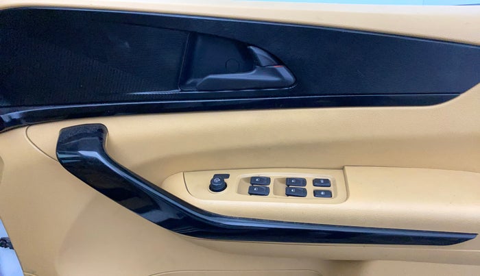 2021 Mahindra XUV700 AX 3 P MT 5 STR, Petrol, Manual, 15,831 km, Driver Side Door Panels Control