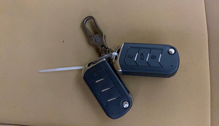 2021 Mahindra XUV700 AX 3 P MT 5 STR, Petrol, Manual, 15,831 km, Key Close Up